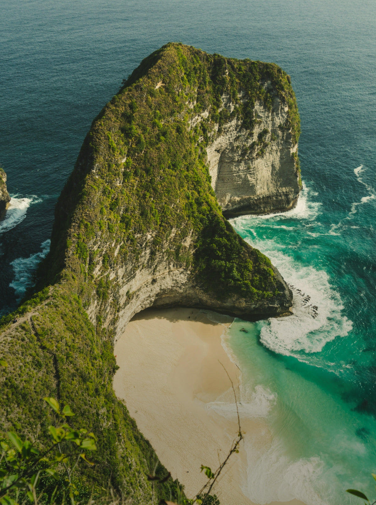 Kelingking Beach and its cliff ridge, Nusa Penida